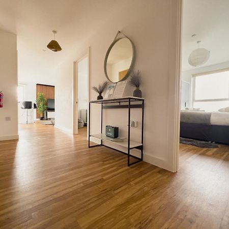Manchester'S Luxurious 2-Bed Haven With Balcony - Canal Views & Proximity To Manchester United ภายนอก รูปภาพ