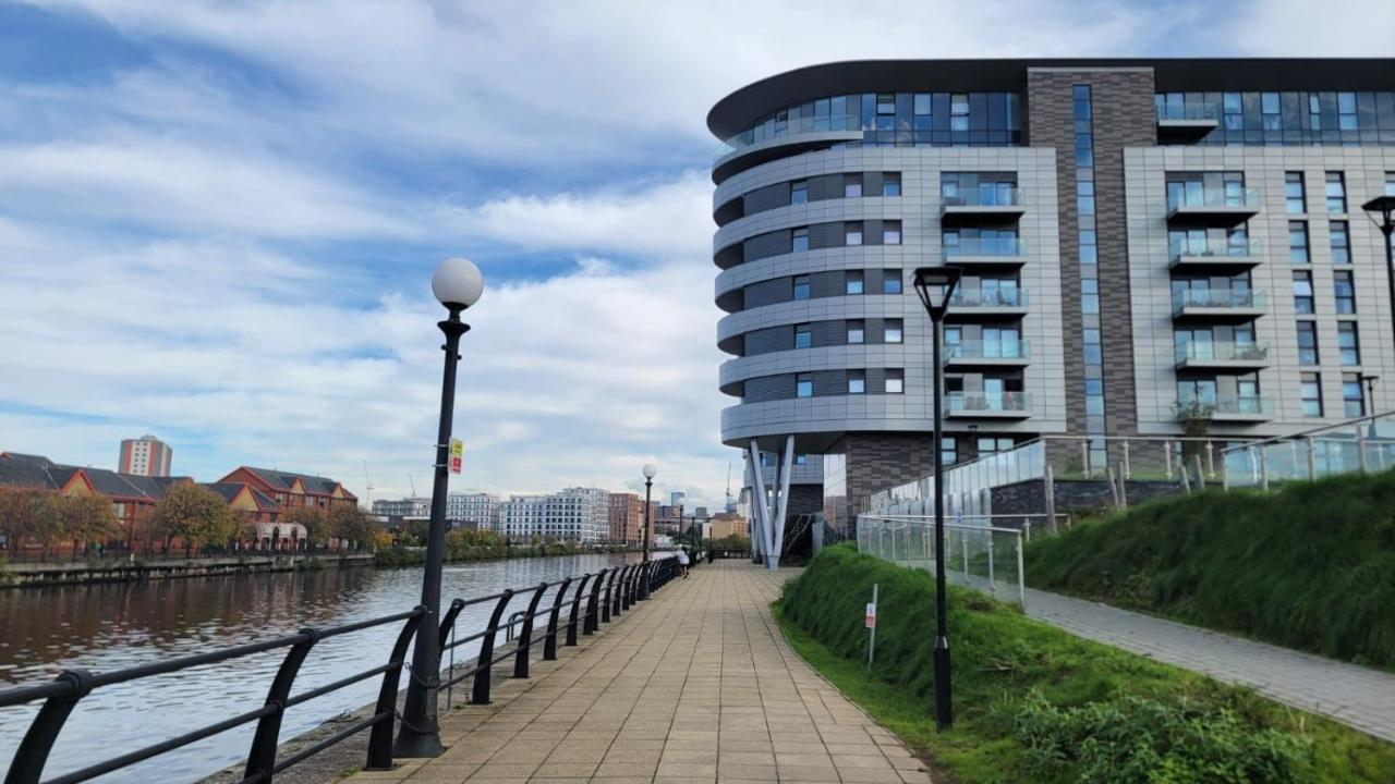 Manchester'S Luxurious 2-Bed Haven With Balcony - Canal Views & Proximity To Manchester United ภายนอก รูปภาพ