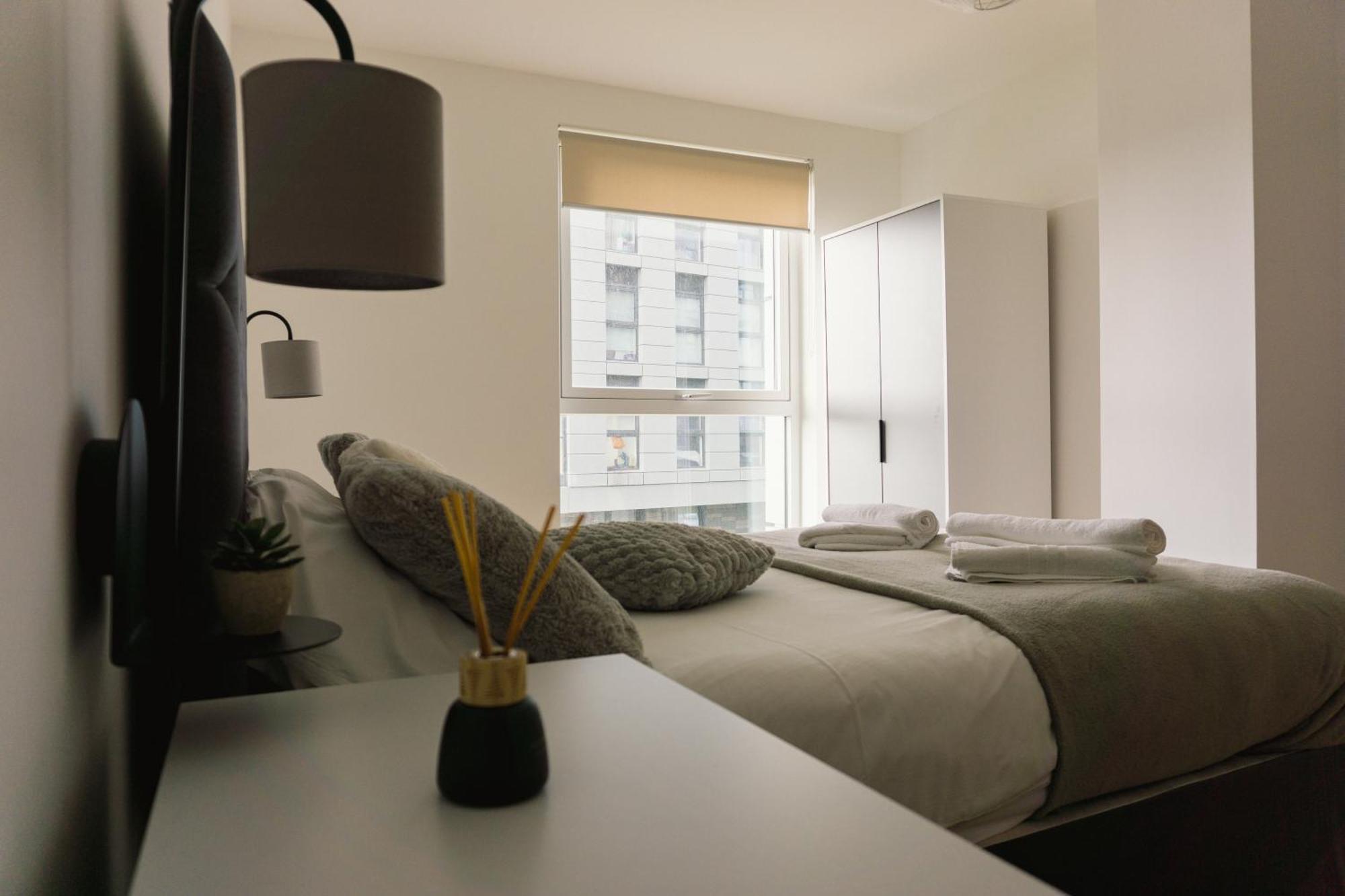 Manchester'S Luxurious 2-Bed Haven With Balcony - Canal Views & Proximity To Manchester United ภายนอก รูปภาพ