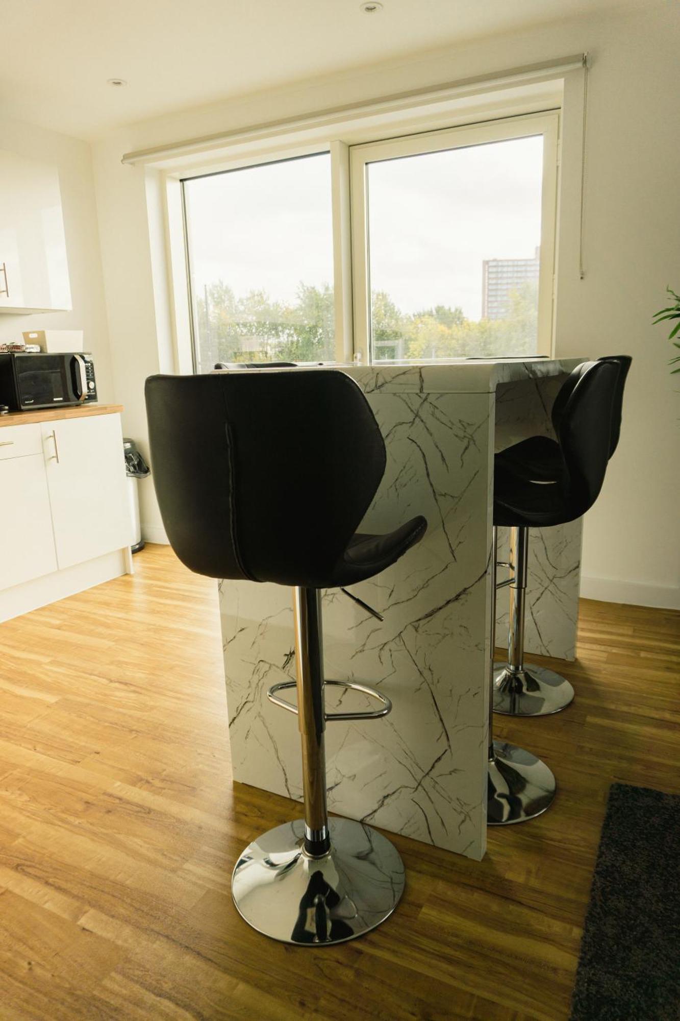 Manchester'S Luxurious 2-Bed Haven With Balcony - Canal Views & Proximity To Manchester United ภายนอก รูปภาพ