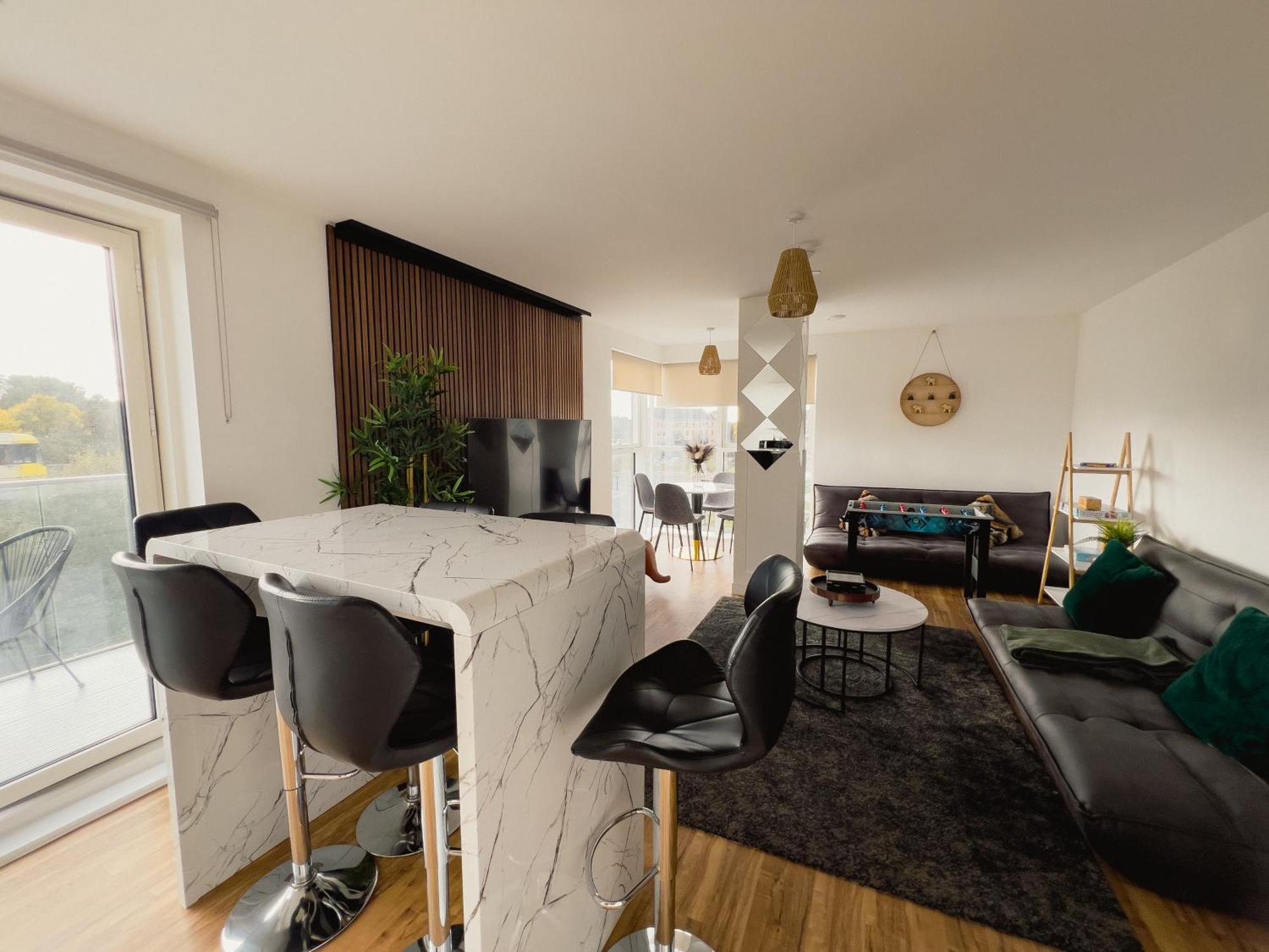 Manchester'S Luxurious 2-Bed Haven With Balcony - Canal Views & Proximity To Manchester United ภายนอก รูปภาพ