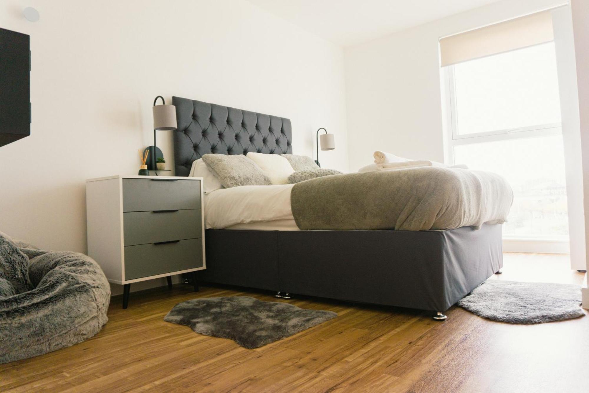 Manchester'S Luxurious 2-Bed Haven With Balcony - Canal Views & Proximity To Manchester United ภายนอก รูปภาพ