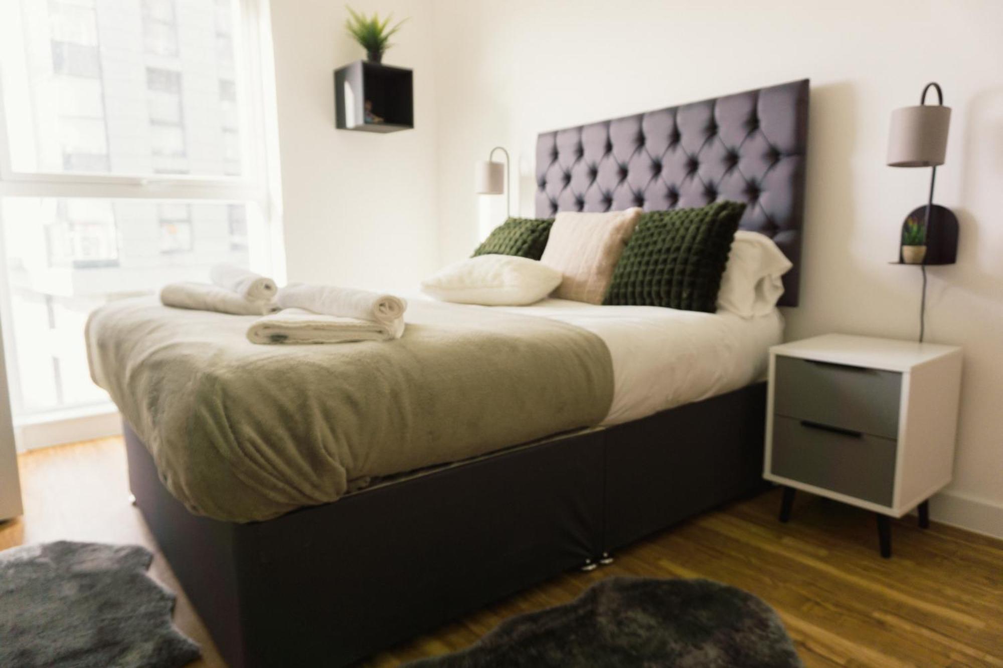 Manchester'S Luxurious 2-Bed Haven With Balcony - Canal Views & Proximity To Manchester United ภายนอก รูปภาพ