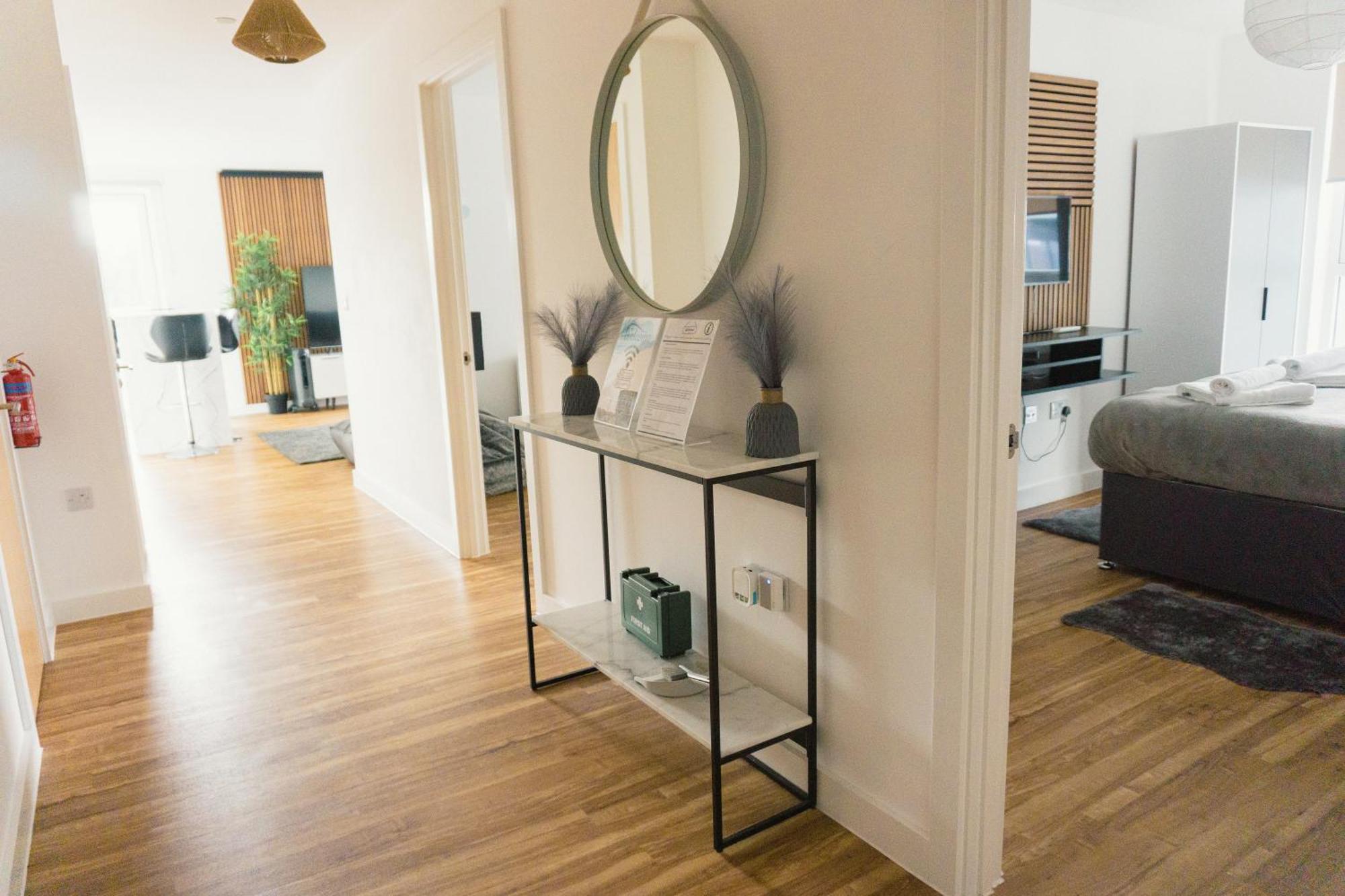 Manchester'S Luxurious 2-Bed Haven With Balcony - Canal Views & Proximity To Manchester United ภายนอก รูปภาพ