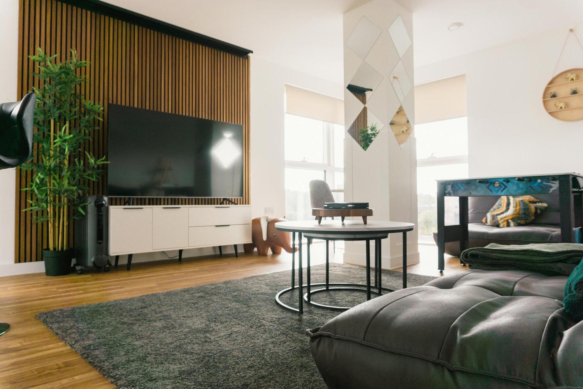 Manchester'S Luxurious 2-Bed Haven With Balcony - Canal Views & Proximity To Manchester United ภายนอก รูปภาพ