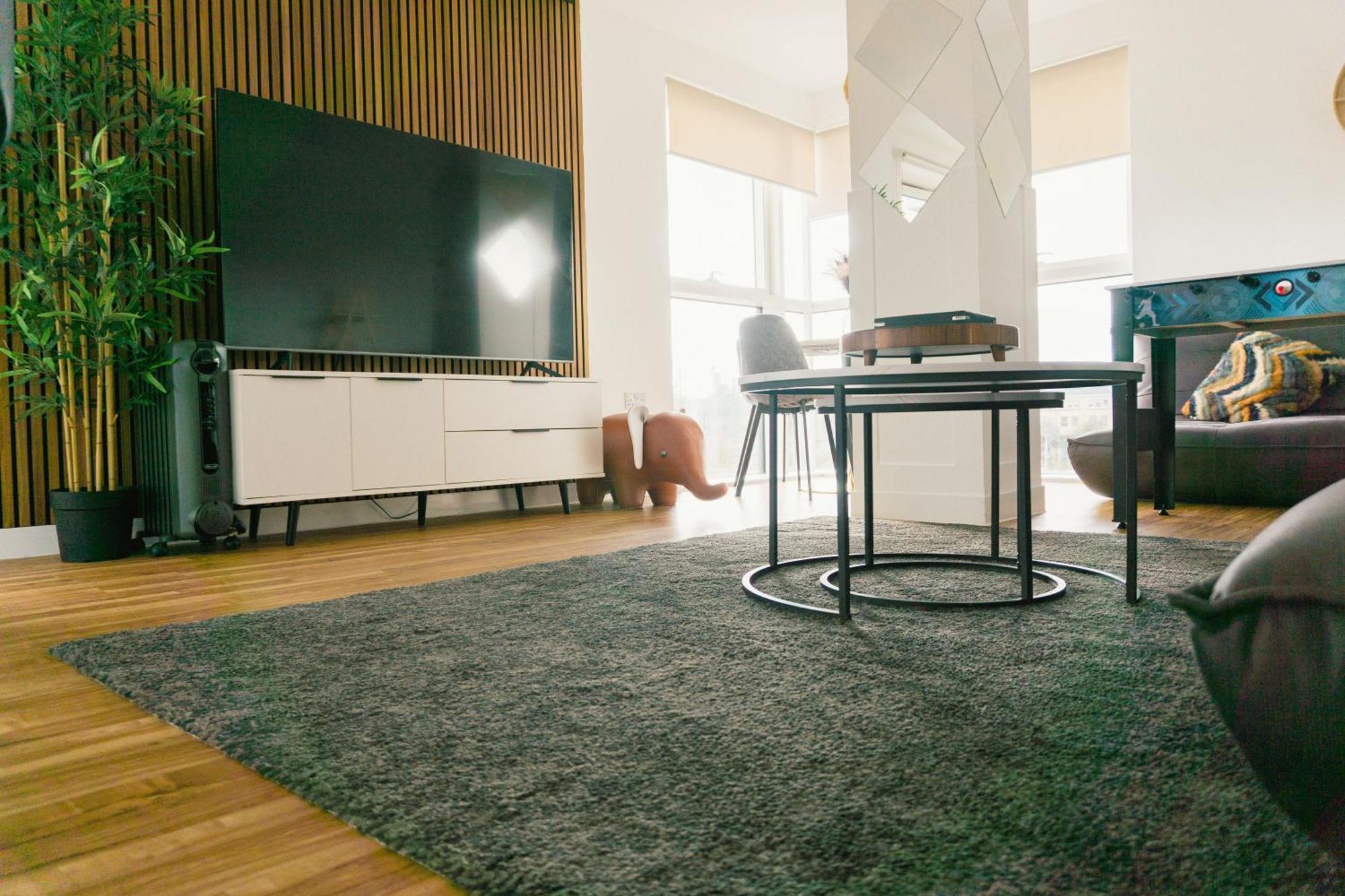 Manchester'S Luxurious 2-Bed Haven With Balcony - Canal Views & Proximity To Manchester United ภายนอก รูปภาพ