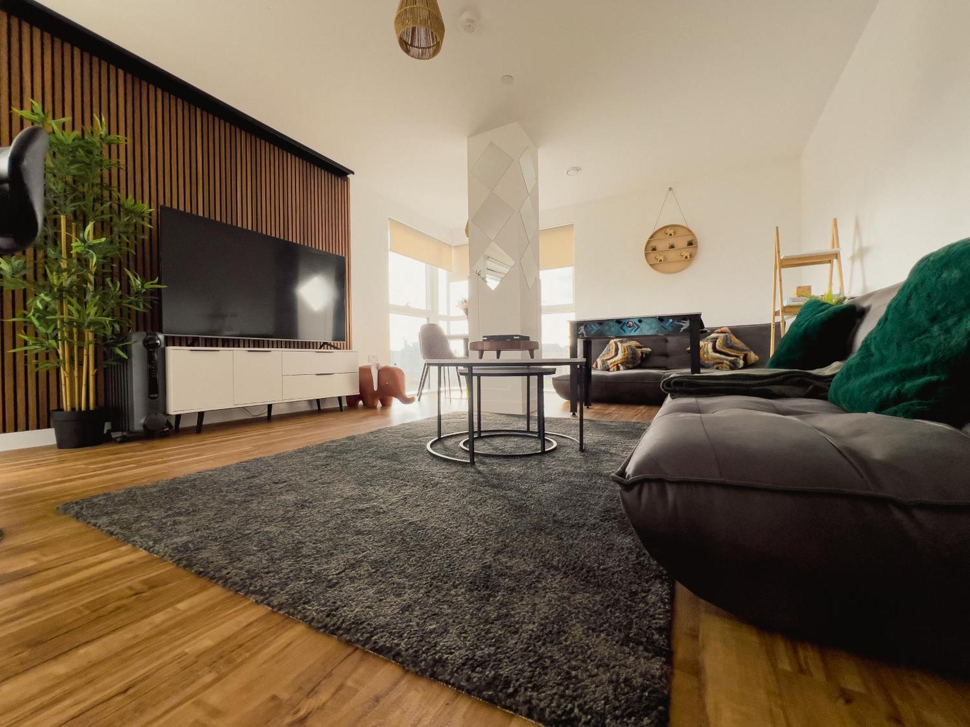 Manchester'S Luxurious 2-Bed Haven With Balcony - Canal Views & Proximity To Manchester United ภายนอก รูปภาพ