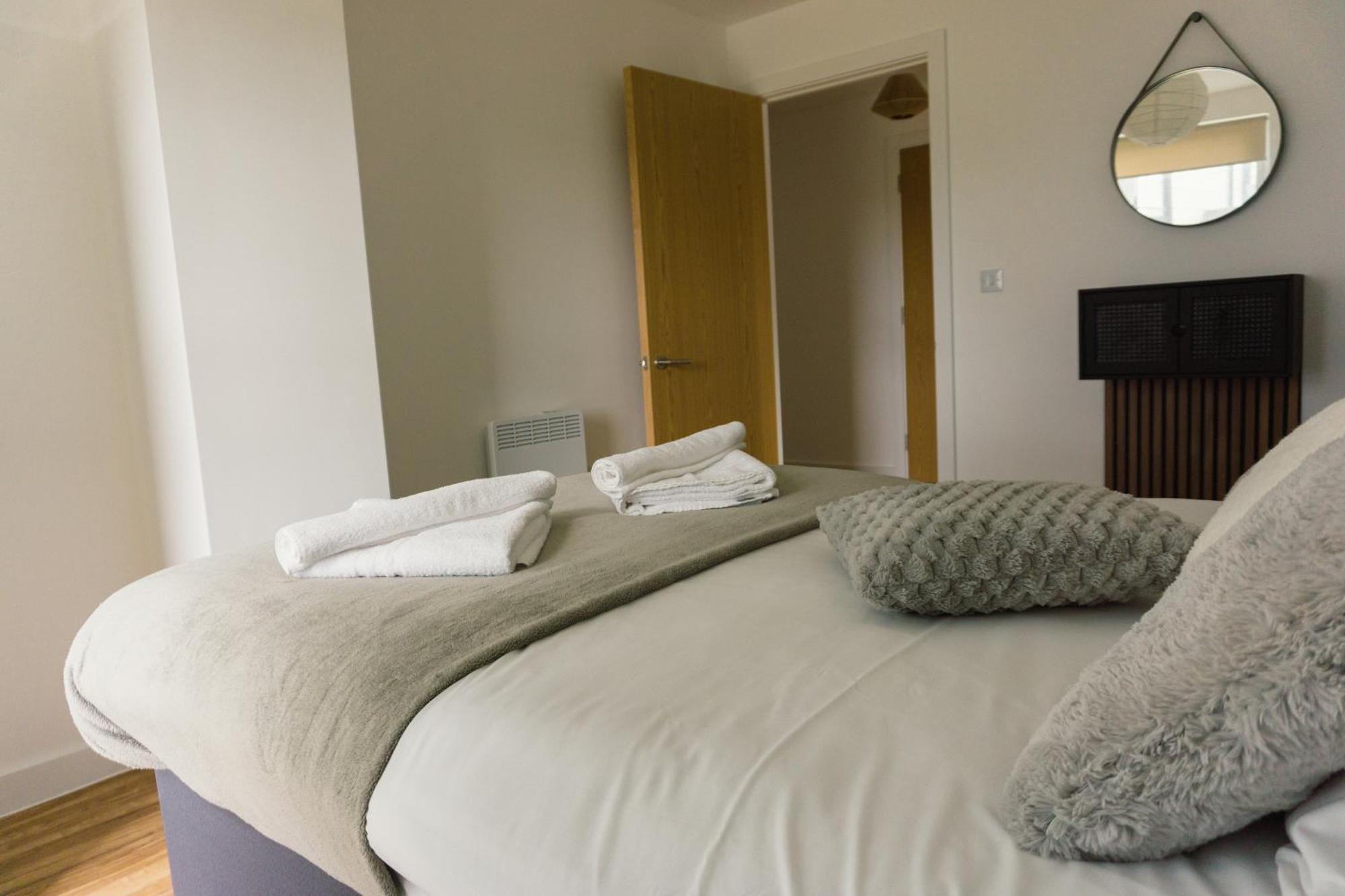 Manchester'S Luxurious 2-Bed Haven With Balcony - Canal Views & Proximity To Manchester United ภายนอก รูปภาพ