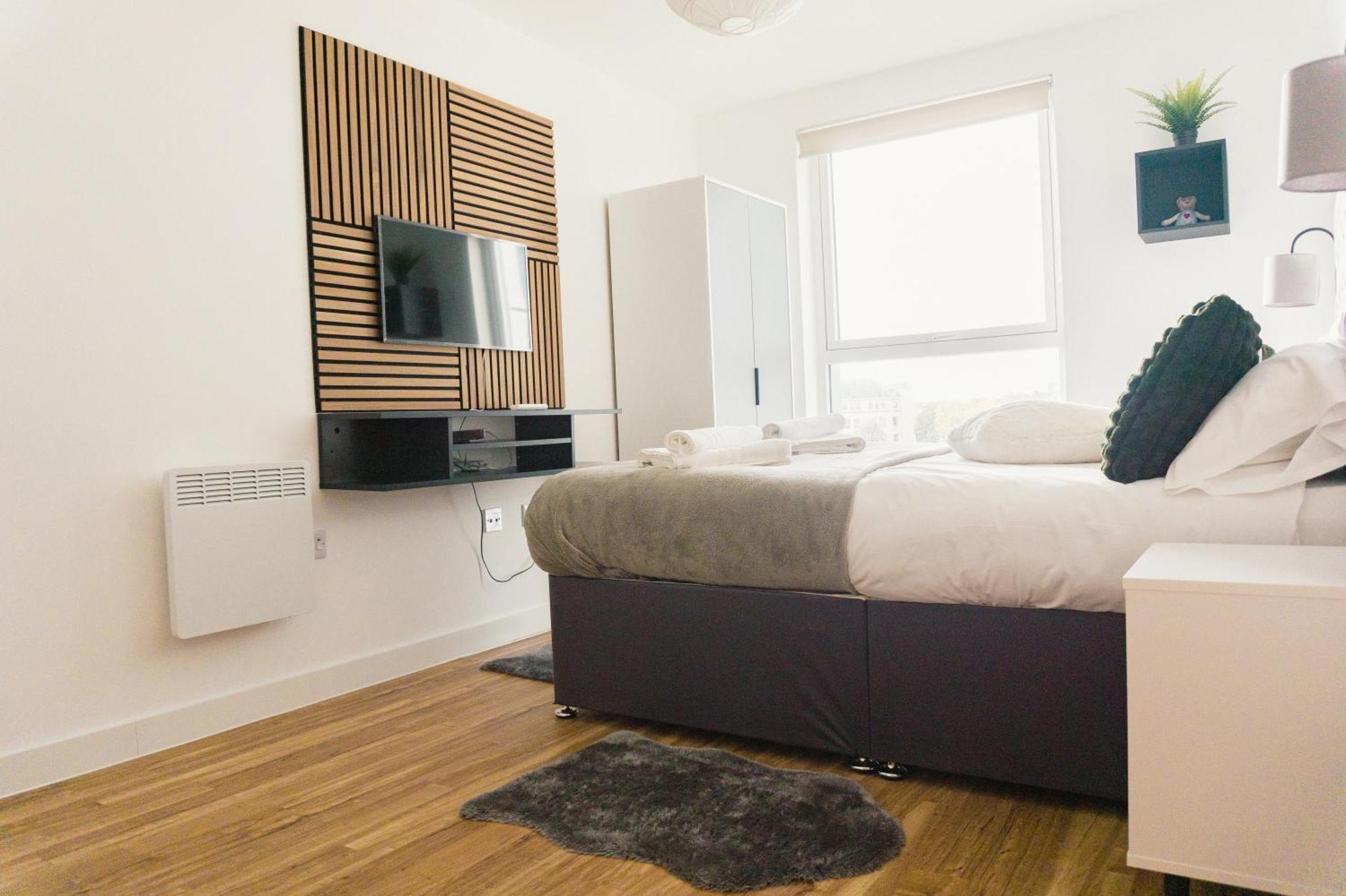 Manchester'S Luxurious 2-Bed Haven With Balcony - Canal Views & Proximity To Manchester United ภายนอก รูปภาพ