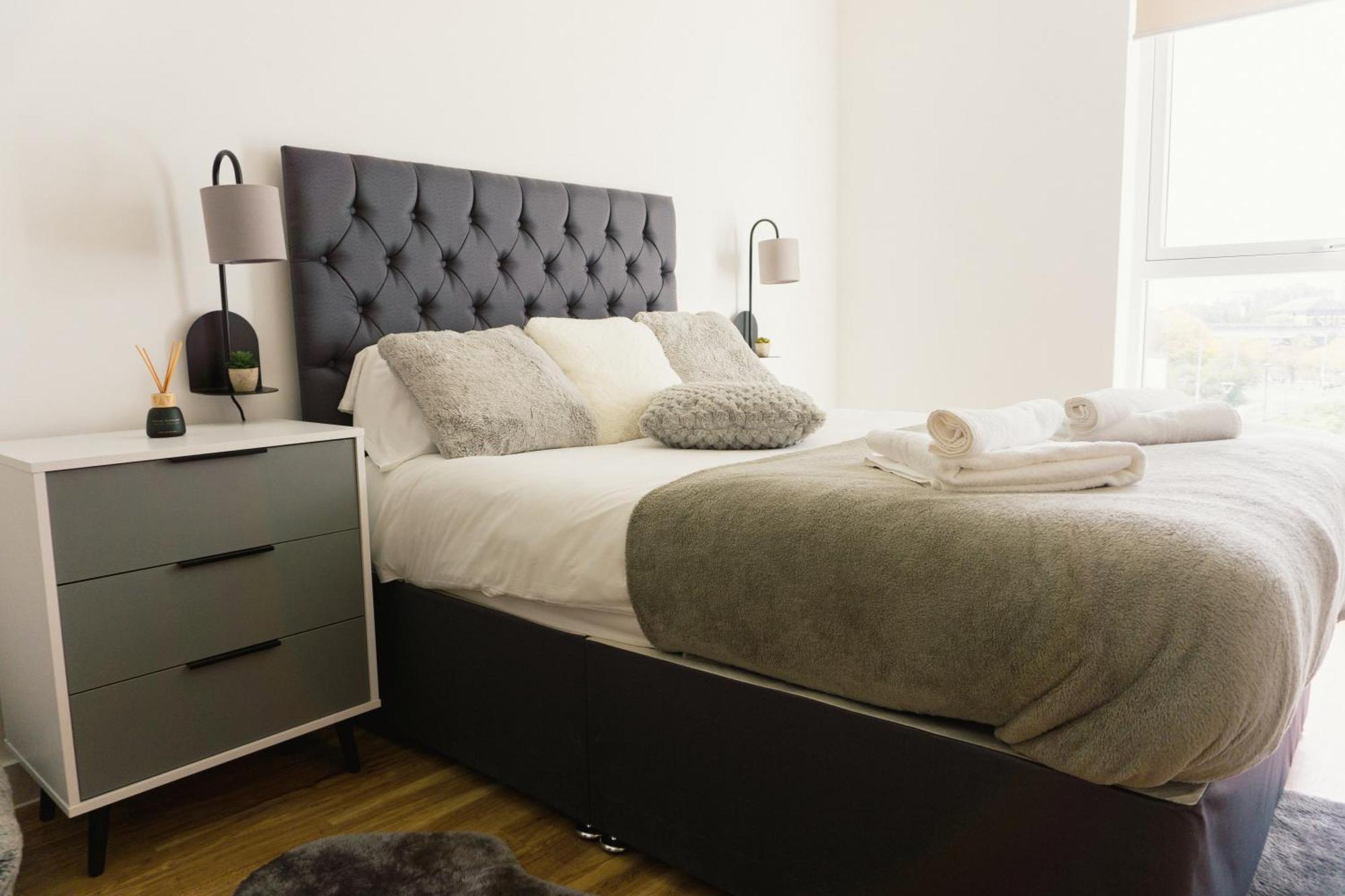 Manchester'S Luxurious 2-Bed Haven With Balcony - Canal Views & Proximity To Manchester United ภายนอก รูปภาพ