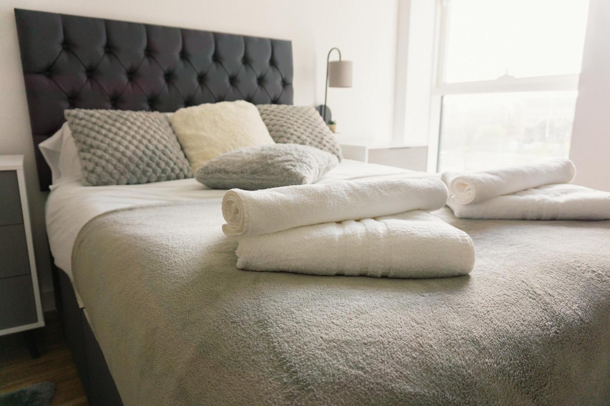 Manchester'S Luxurious 2-Bed Haven With Balcony - Canal Views & Proximity To Manchester United ภายนอก รูปภาพ