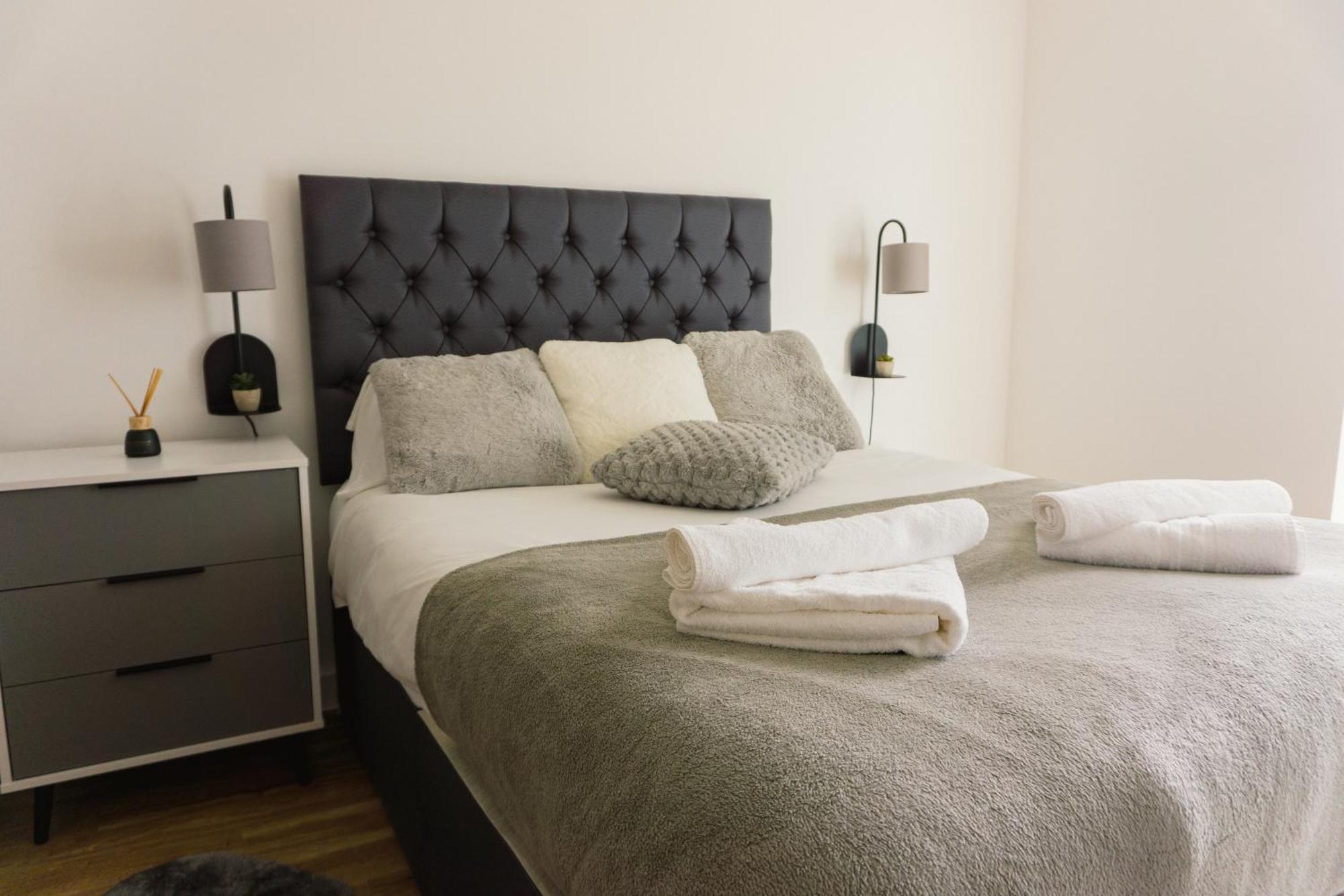 Manchester'S Luxurious 2-Bed Haven With Balcony - Canal Views & Proximity To Manchester United ภายนอก รูปภาพ