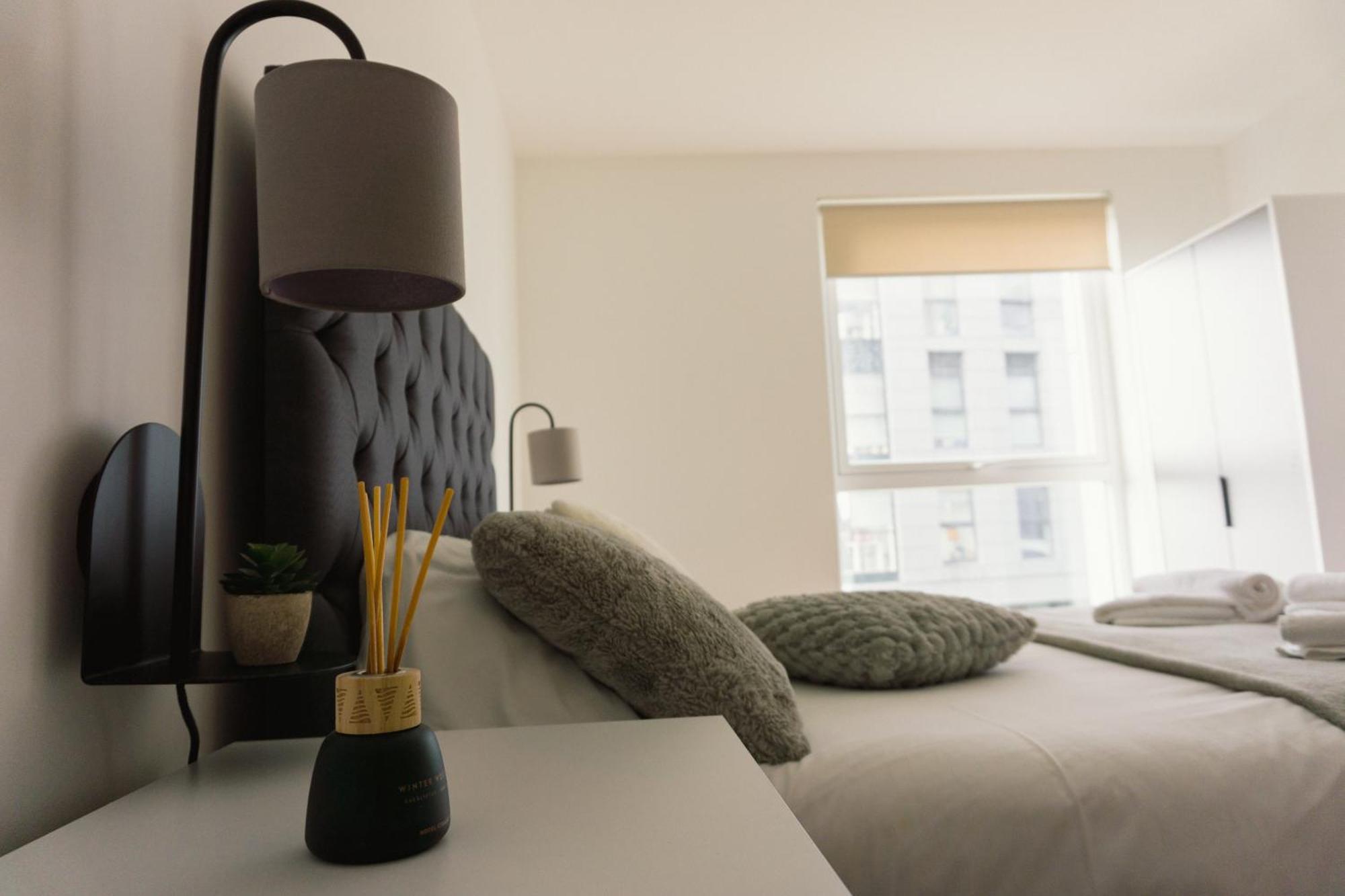 Manchester'S Luxurious 2-Bed Haven With Balcony - Canal Views & Proximity To Manchester United ภายนอก รูปภาพ