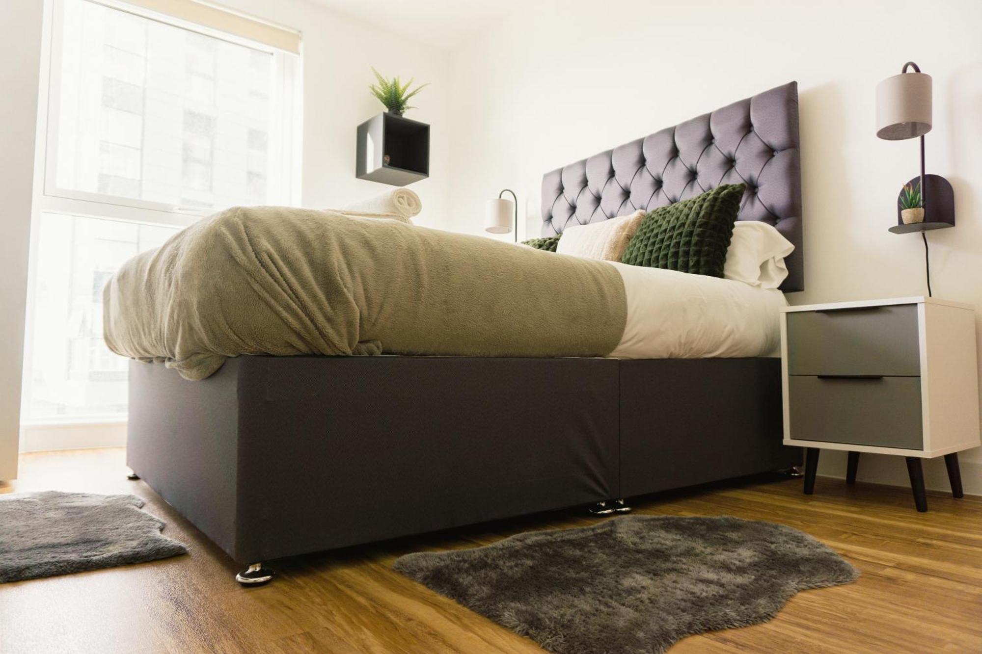 Manchester'S Luxurious 2-Bed Haven With Balcony - Canal Views & Proximity To Manchester United ภายนอก รูปภาพ