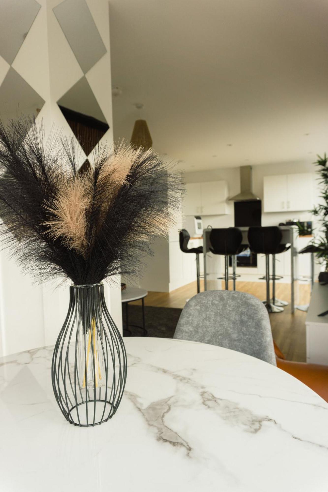 Manchester'S Luxurious 2-Bed Haven With Balcony - Canal Views & Proximity To Manchester United ภายนอก รูปภาพ