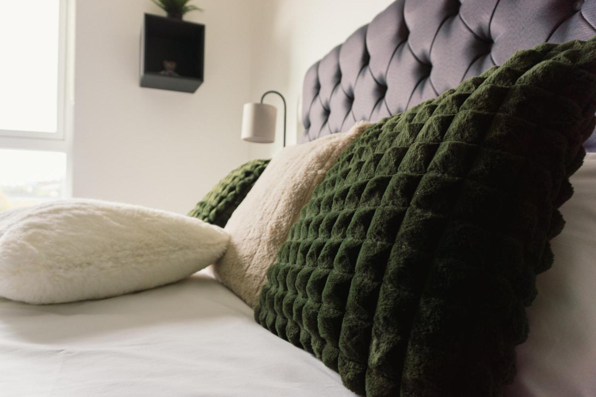 Manchester'S Luxurious 2-Bed Haven With Balcony - Canal Views & Proximity To Manchester United ภายนอก รูปภาพ