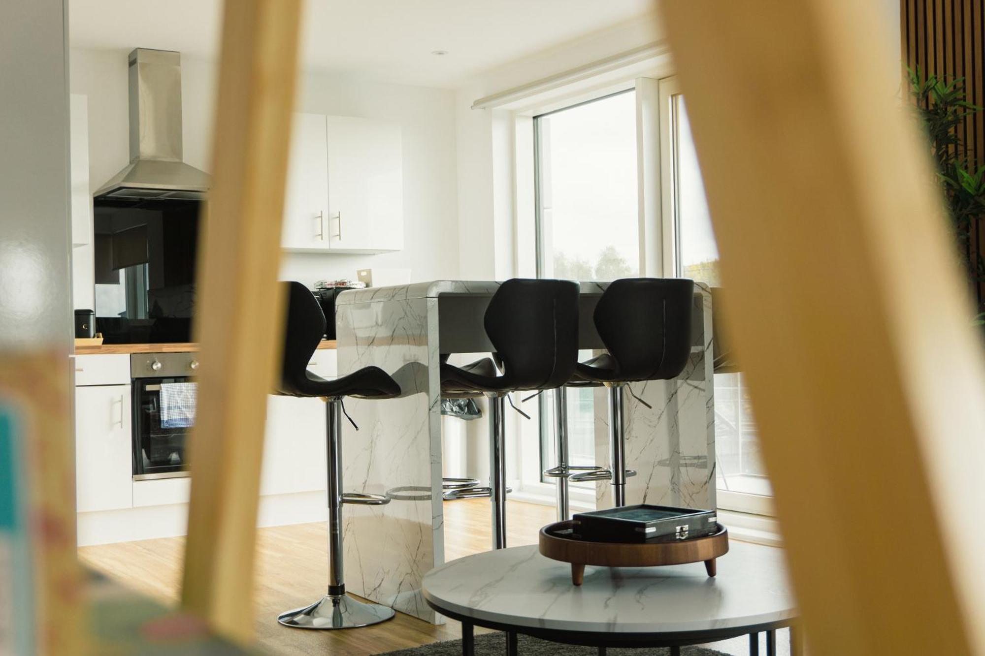 Manchester'S Luxurious 2-Bed Haven With Balcony - Canal Views & Proximity To Manchester United ภายนอก รูปภาพ