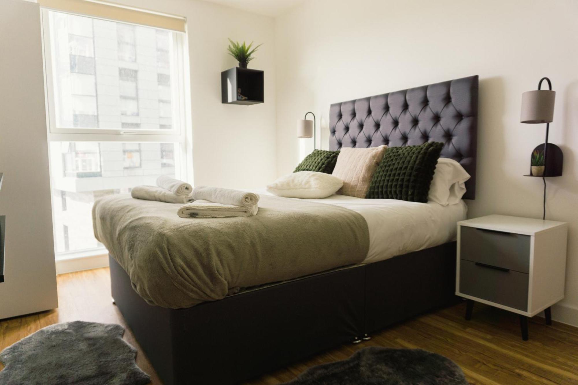 Manchester'S Luxurious 2-Bed Haven With Balcony - Canal Views & Proximity To Manchester United ภายนอก รูปภาพ