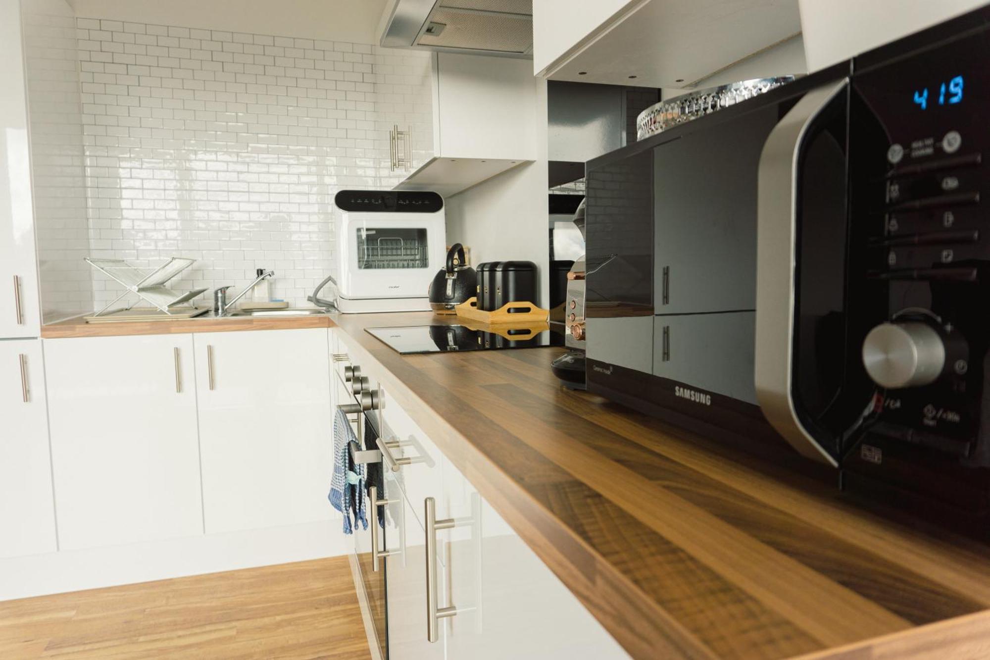 Manchester'S Luxurious 2-Bed Haven With Balcony - Canal Views & Proximity To Manchester United ภายนอก รูปภาพ