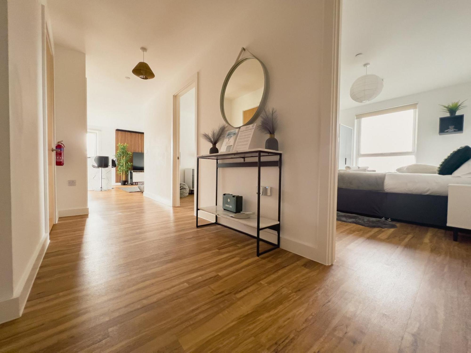 Manchester'S Luxurious 2-Bed Haven With Balcony - Canal Views & Proximity To Manchester United ภายนอก รูปภาพ