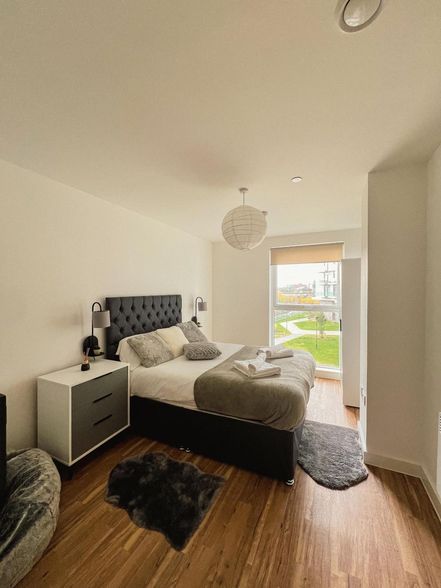 Manchester'S Luxurious 2-Bed Haven With Balcony - Canal Views & Proximity To Manchester United ภายนอก รูปภาพ