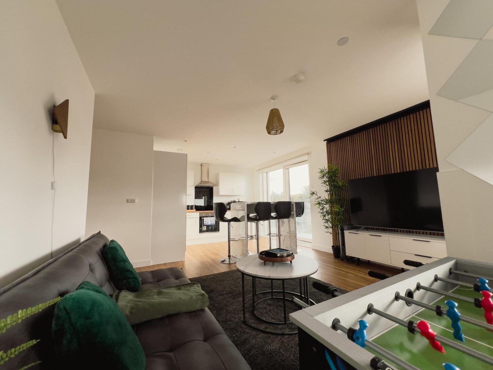 Manchester'S Luxurious 2-Bed Haven With Balcony - Canal Views & Proximity To Manchester United ภายนอก รูปภาพ