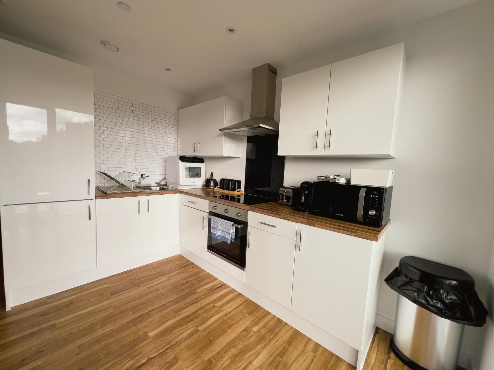 Manchester'S Luxurious 2-Bed Haven With Balcony - Canal Views & Proximity To Manchester United ภายนอก รูปภาพ